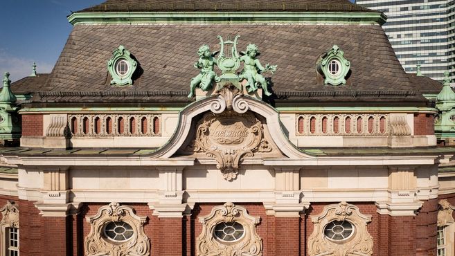 Fassade der Laeiszhalle in Hamburg mit dekorativen Elementen und Skulpturen.