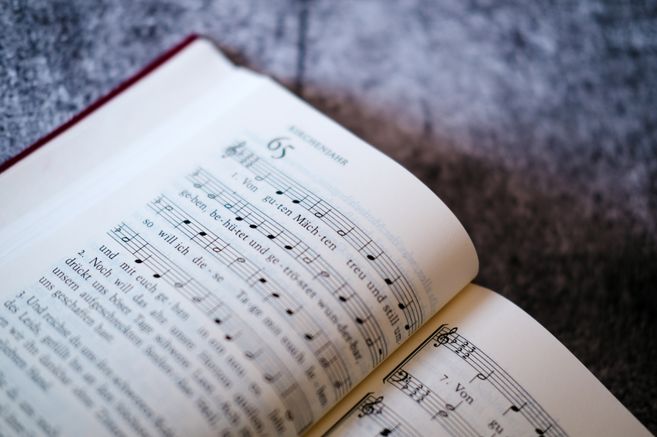 Nahaufnahme eines aufgeschlagenen Gesangbuchs mit Noten und Text eines Kirchenliedes.
