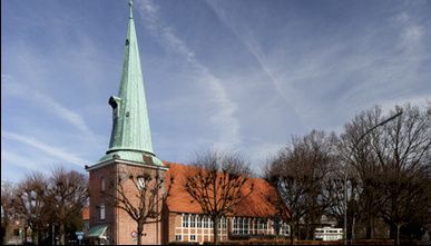 Kirche St. Johannis in Hamburg-Eppendorf mit grünem Turm und rotem Dach.