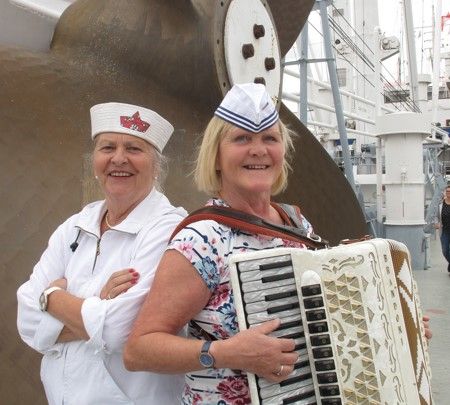 Helga Siebert und Angelika Eger mit Akkordeon