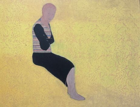 eine Frau in Sitzposition in der Luft ohne Stuhl vor einem goldenen Hintergrund