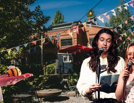 Schöner Biergarten mit zwei Auftretenden Personen und dem Preis (eine Stoffbiene)