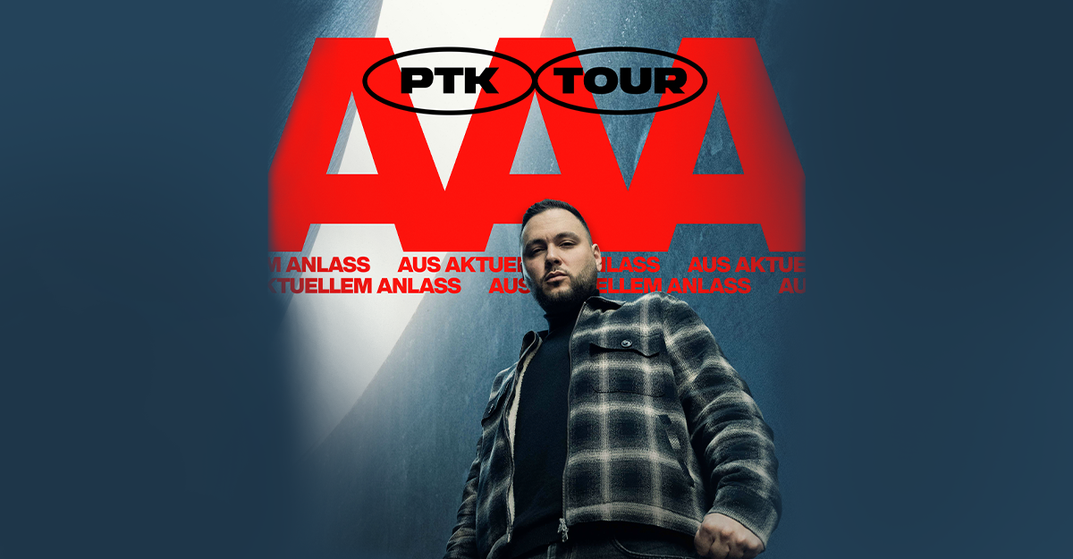 Ein Mann in kariertem Hemd steht vor einem großen roten Schriftzug 'AAA' mit dem Text 'PTK TOUR' und 'AUS AKTUELLEM ANLASS'.