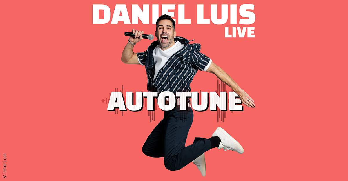 Ein Mann springt in die Luft und hält ein Mikrofon, vor einem roten Hintergrund mit dem Text 'Daniel Luis Live Autotune'.