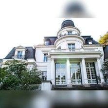 Historisches Gebäude mit Säulen und Turm.