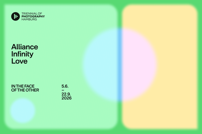 Grafik zur Triennale der Fotografie Hamburg 2026 mit den Worten 'Alliance Infinity Love'.