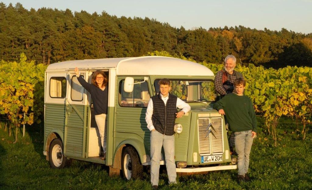Winzerfamilie am Weinberg