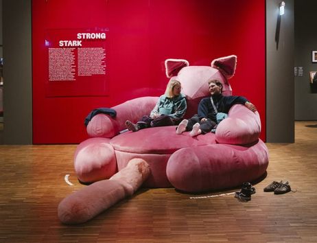 Katzensofa in der Ausstellung KATZEN!
