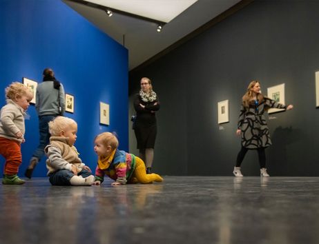 Babys und Eltern in einer Ausstellung des Bucerius Kunst Forums.