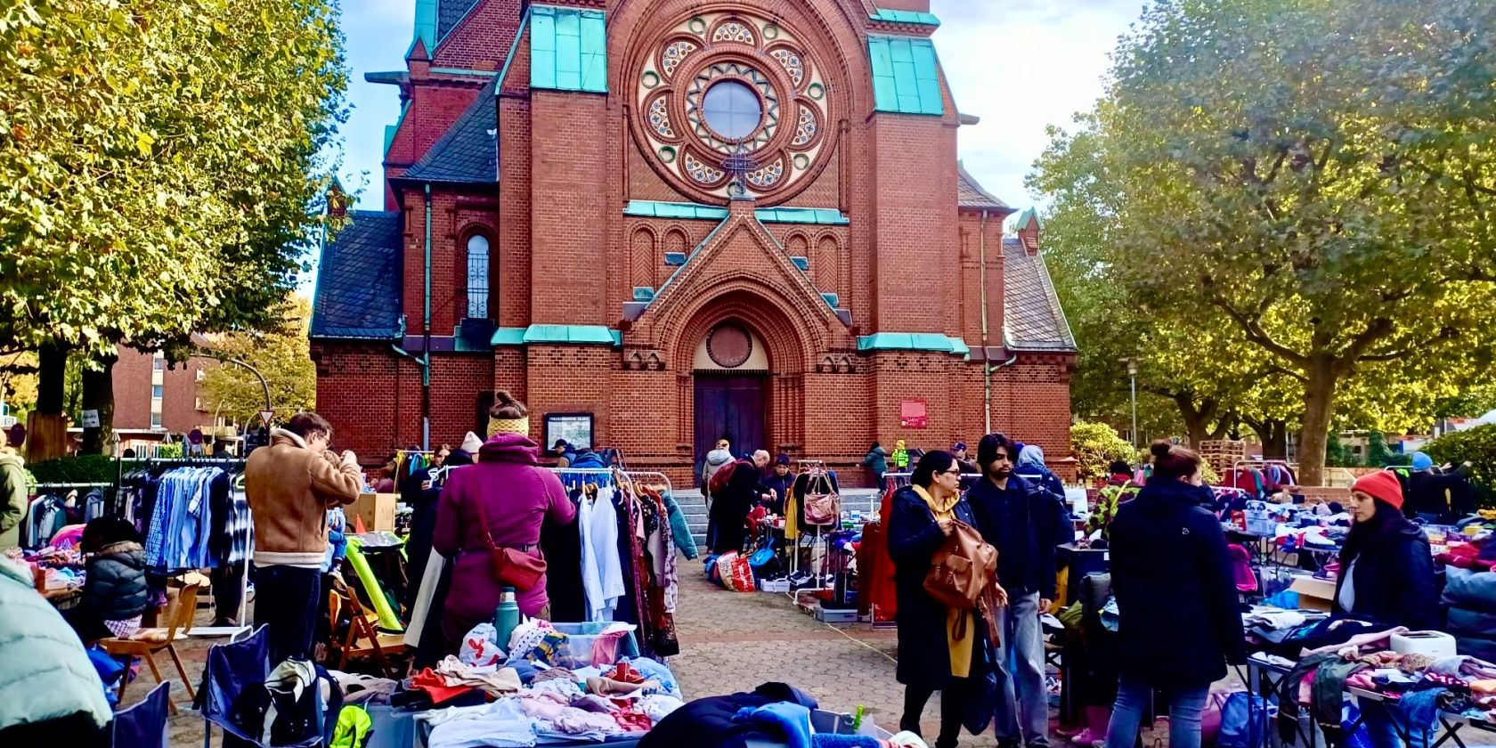 Flohmarkt auf dem Kirchplatz, © Renate Endrulat