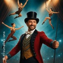 Ein Zirkusdirektor in rotem Frack und Zylinder steht lächelnd vor einer Bühne, während Akrobaten in der Luft schweben.