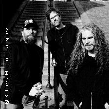 Drei Männer stehen auf einer Treppe, schwarz-weiß Foto.