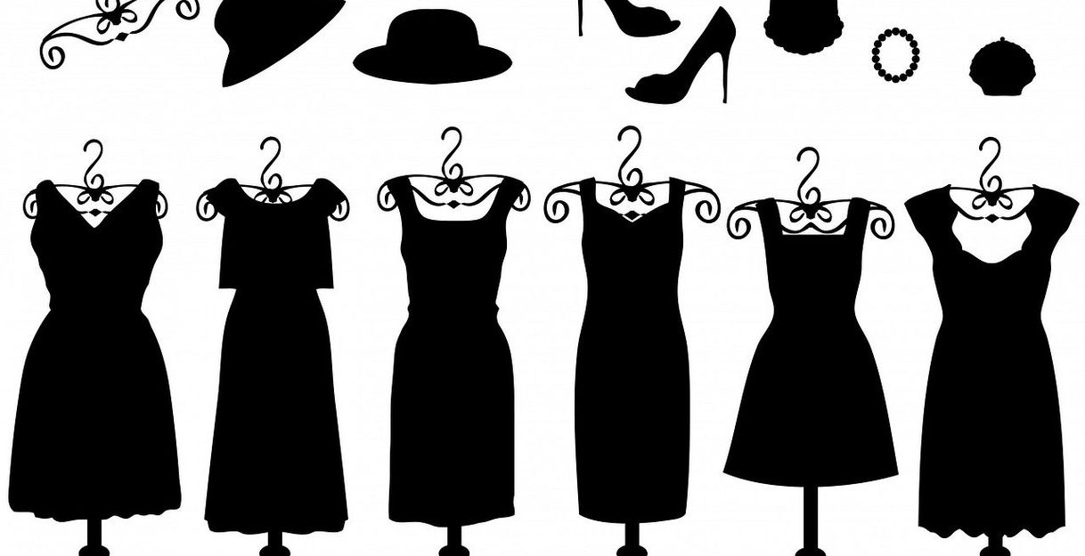 Schwarze Kleiderständer mit Kleidern; darüber Hüte & Schuhe
