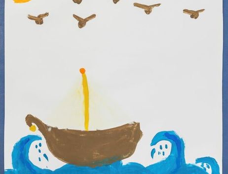 Kinderzeichnung mit braunem Boot auf blauem Meer, Sonne, fliegenden Vögeln und Wellen; oben Ausstellungshinweis „10 Jahre Malraum“.