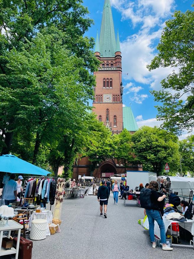 101. Turmweg-Flohmarkt bei der St. Johannis Kirche in Hamburg Harvestehude