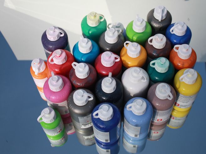 Flaschen mit Gouchefarben