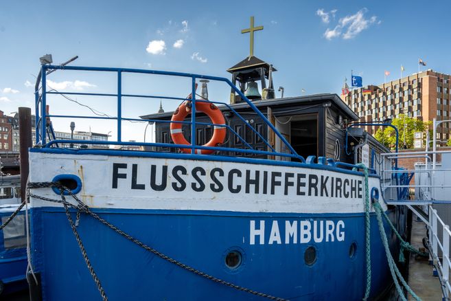 Die Flussschifferkirche am Anleger Kajen im Sommer.