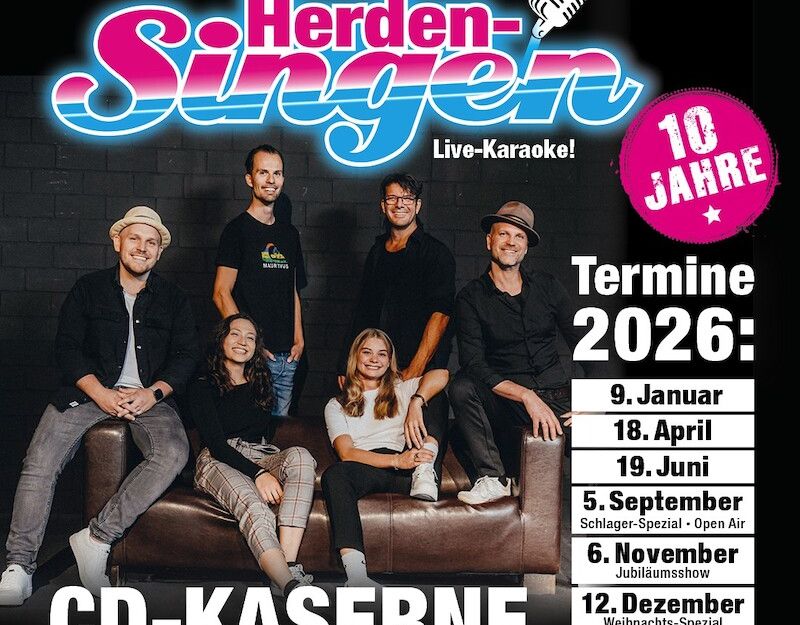 Gruppe von sechs Personen posiert auf einem Sofa für ein Karaoke-Event in Celle.