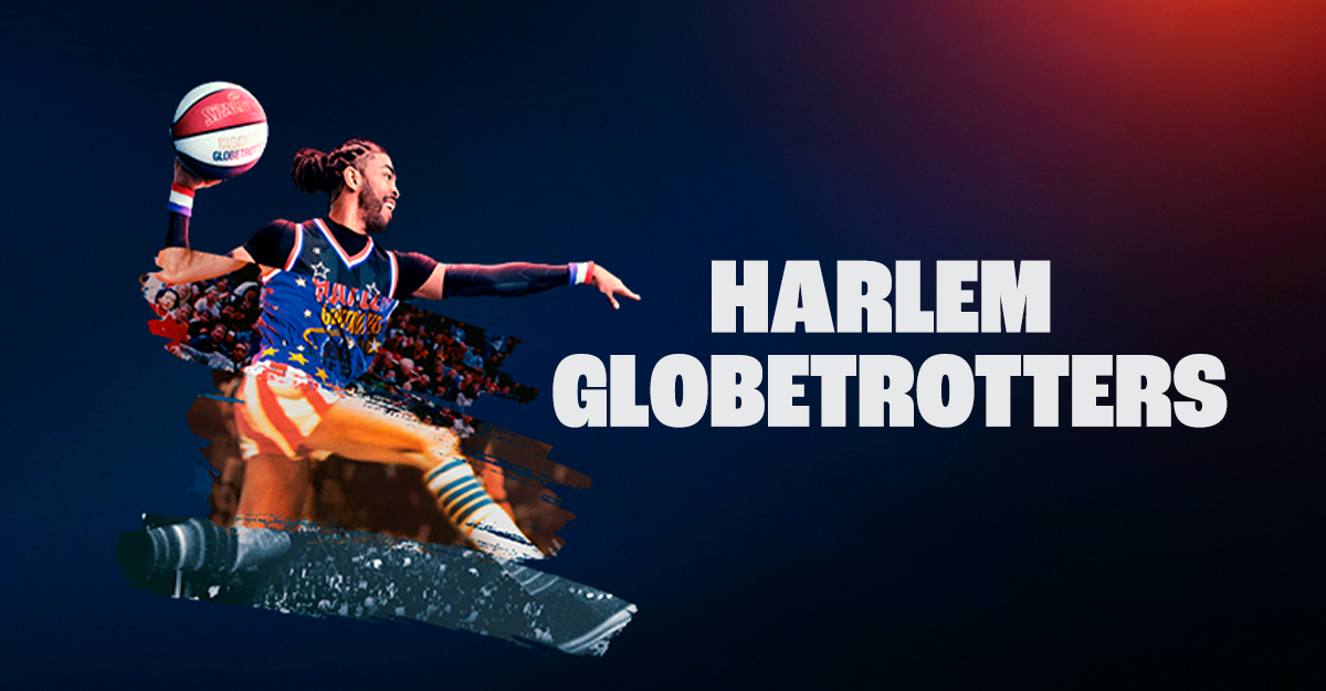 Ein Spieler der Harlem Globetrotters springt mit einem Basketball in der Hand vor einem dunklen Hintergrund. Der Text 'Harlem Globetrotters' ist rechts zu sehen.