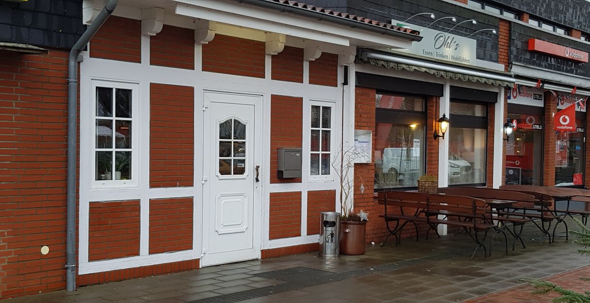 Fachwerkhaus mit Restaurant und Geschäften.