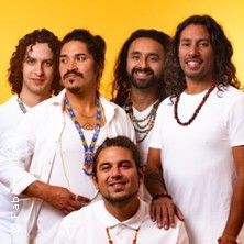 Fünf Männer in weißen Hemden vor einem gelben Hintergrund.