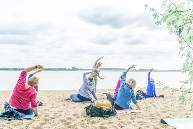 Yoga am Strand, © KarmaCouch