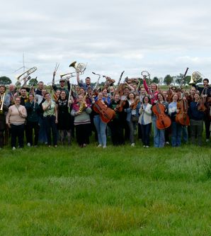 Das Norddeutsche Film-Orchester steht auf der Wiese und freut sich auf das nächste Konzert