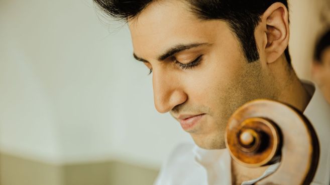 Nahaufnahme eines Mannes mit einem Cello.