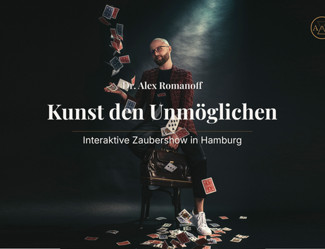 Poster der Zaubershow Kunst des Unmöglichen: Der Magier Dr. Alex Romanoff sitzt auf einem Stuhl, umgeben von fliegenden Spielkarten. In der Mitte stehen der Showtitel und der Hinweis "Interaktive Zaubershow in Hamburg’. Oben rechts befindet sich sein Logo