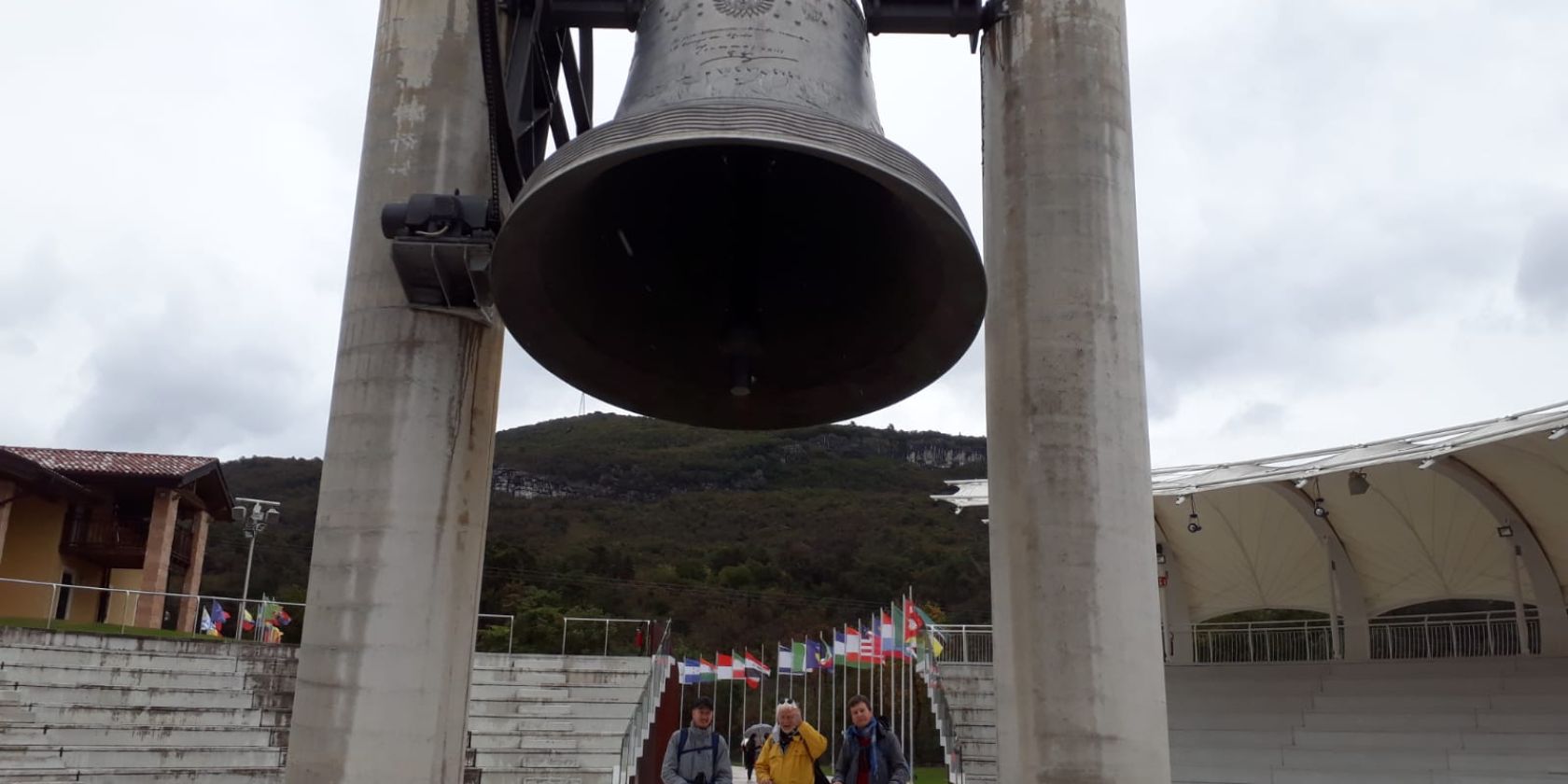 eine Glocke ruft zu Friedens-Gebete, © saathoffB1@myTNG.de