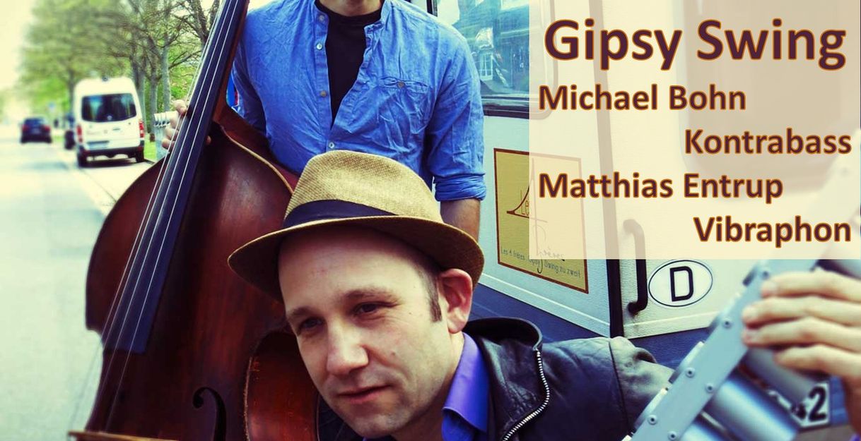 Zwei Musiker mit Kontrabass und Vibraphon vor einem Van auf einer Straße.