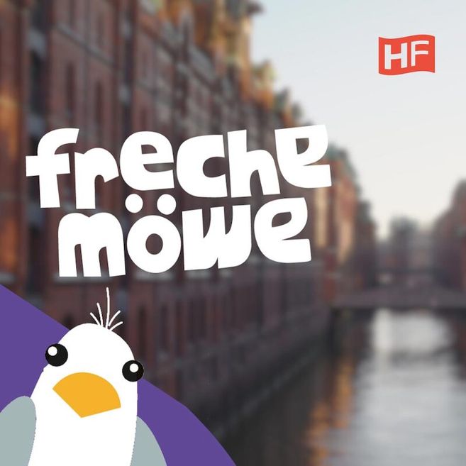 Illustration einer Möwe mit dem Text 'freche möwe' vor einem unscharfen Hintergrund einer Stadt mit Wasserkanal.