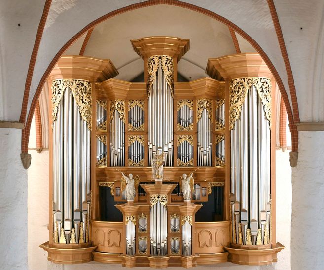 Eine prächtige Orgel mit goldenen Verzierungen und großen Pfeifen in einer Kirche.