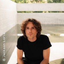 Patrick James, © links im Bild