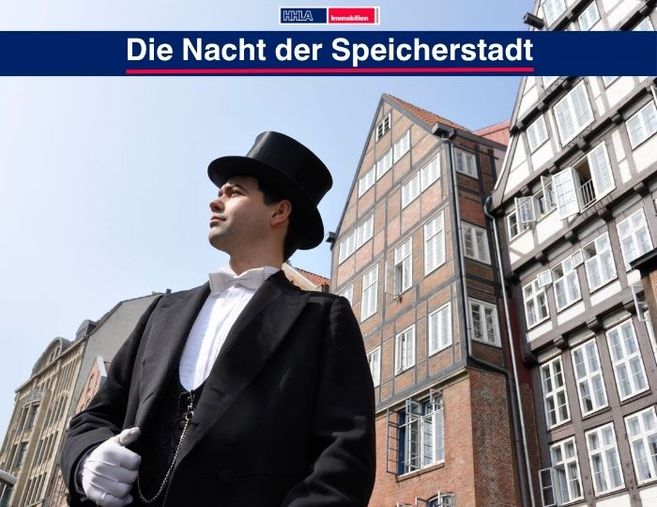Ein Mann im Frack und Zylinder steht vor historischen Gebäuden in der Speicherstadt Hamburgs.