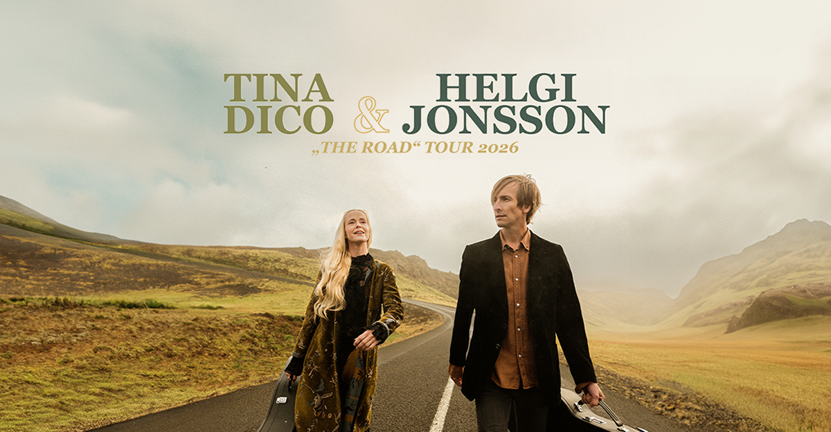 Tina Dico und Helgi Jonsson auf einer Straße in einer ländlichen Landschaft mit Gitarrenkoffern.