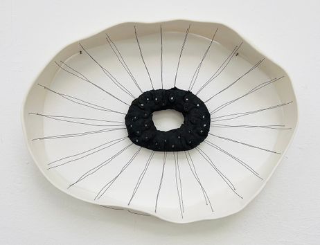 Wandobjekt/ Porzellan, Schwarzer Ton, Faden