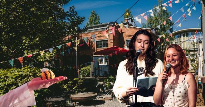 Schöner Biergarten mit zwei Auftretenden Personen und dem Preis (eine Stoffbiene)