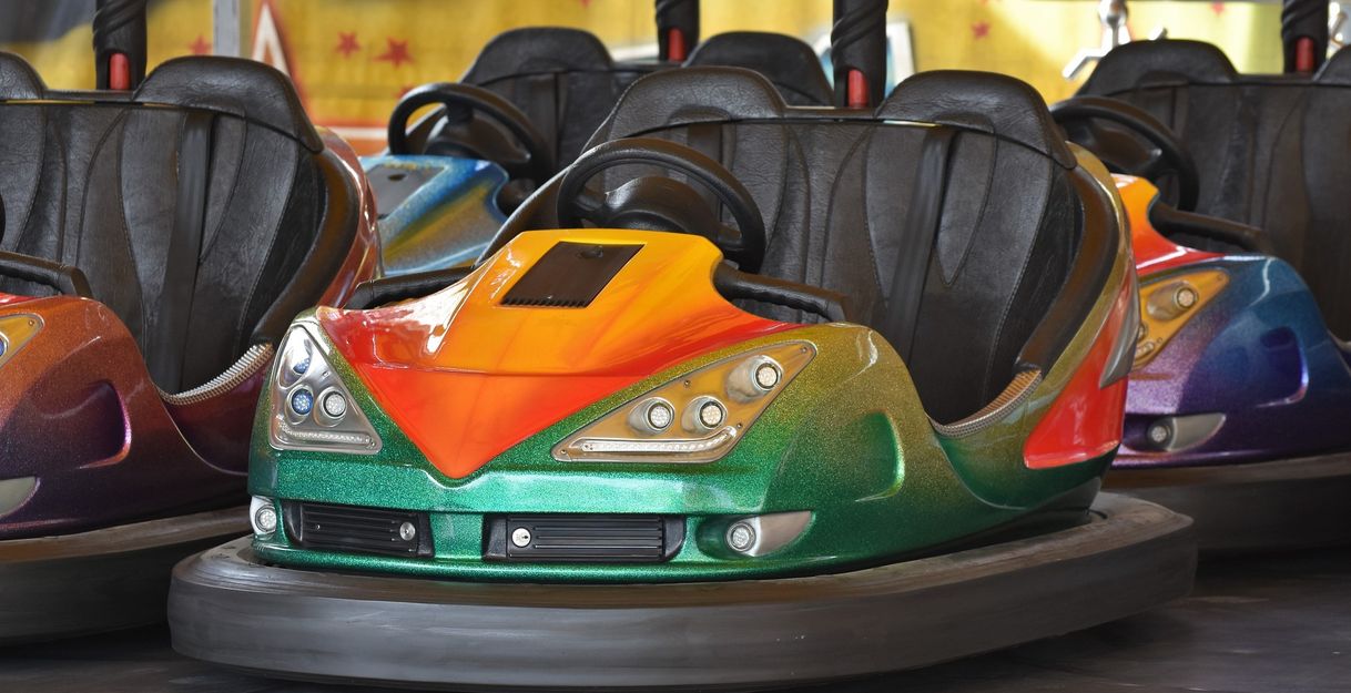 Ein bunter Autoscooter auf einem Jahrmarkt.