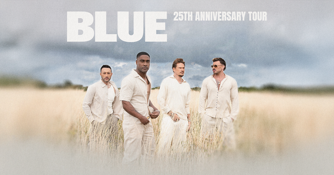 Vier Männer in weißen Outfits stehen in einem Feld unter bewölktem Himmel. Oben steht 'Blue 25th Anniversary Tour'.