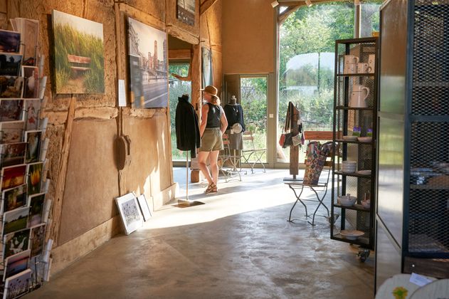 Blick in die Ausstellung Alte Scheune Satemin