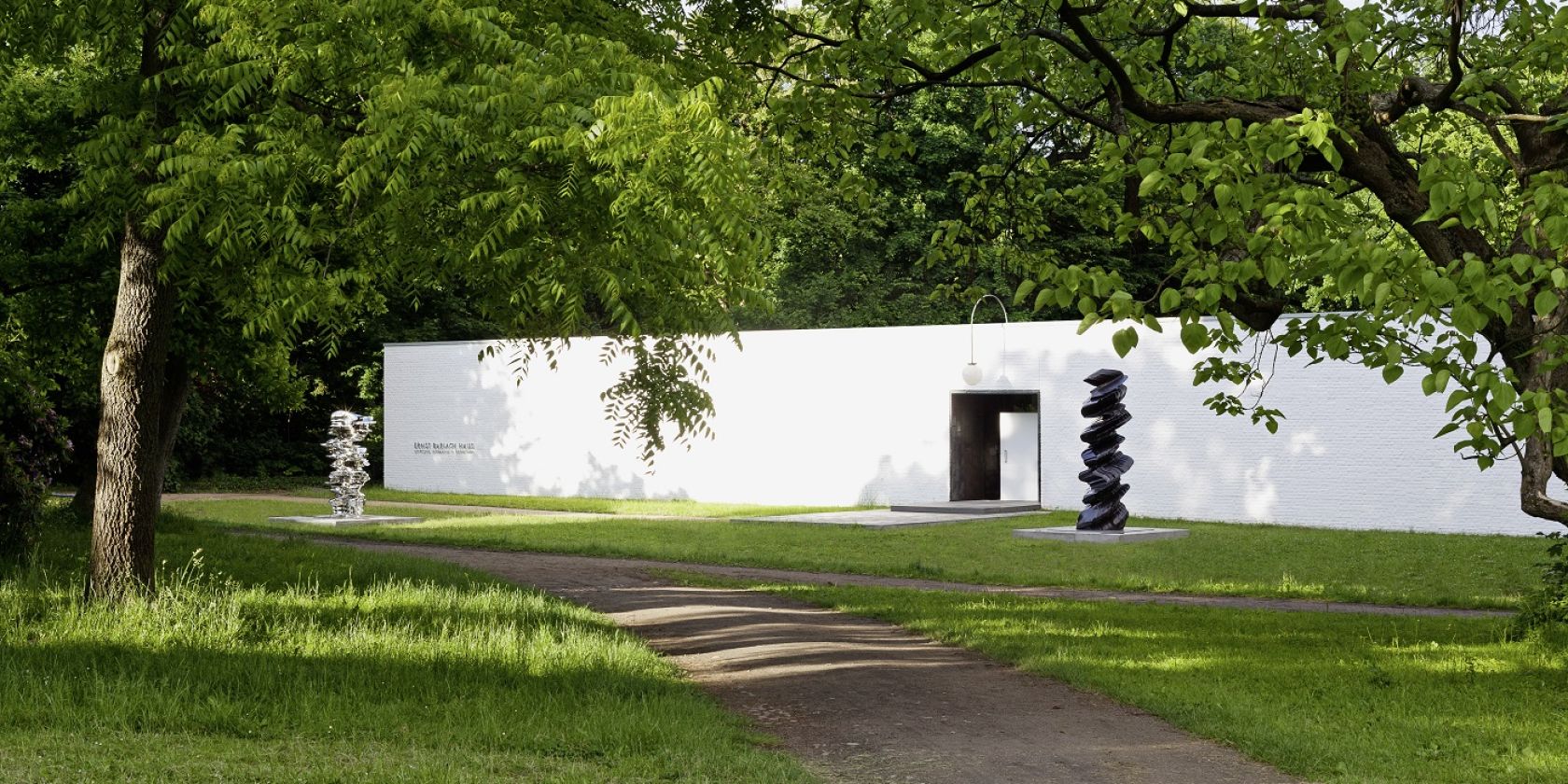 Das Ernst Barlach Haus während der Ausstellung »Tony Cragg. Against the grain« im Sommer 2012, © Tony Cragg, Foto: Andreas Weiss