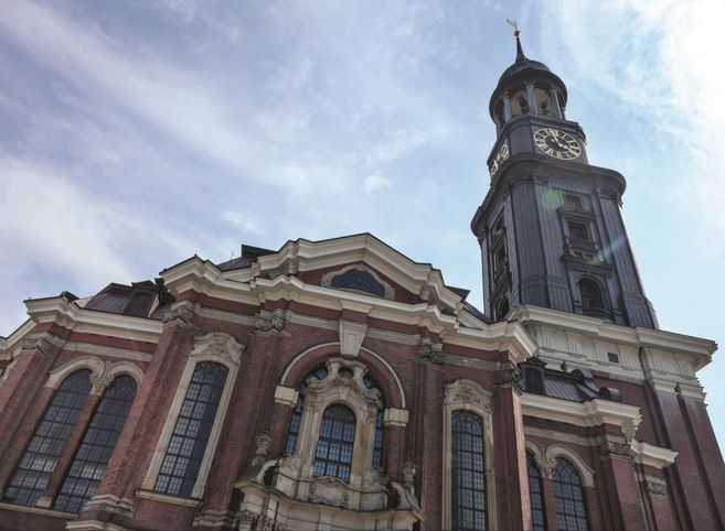 Ansicht der St. Michaelis Kirche in Hamburg mit ihrem markanten Turm und der barocken Fassade.