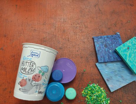 Joghurtbecher, Deckel; Plastik geschreddert, recycelte Plastik-Quadrate