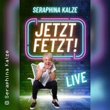 Plakat mit Seraphina Kalze, die auf einem Stuhl sitzt und lacht. Der Text 'Jetzt Fetzt! Live' ist in Neonfarben dargestellt.