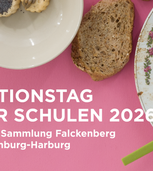 Ein Teller mit Keksen und Brot auf pinkem Hintergrund, daneben Text: Aktionstag für Schulen 2026 in der Sammlung Falckenberg in Hamburg-Harburg.