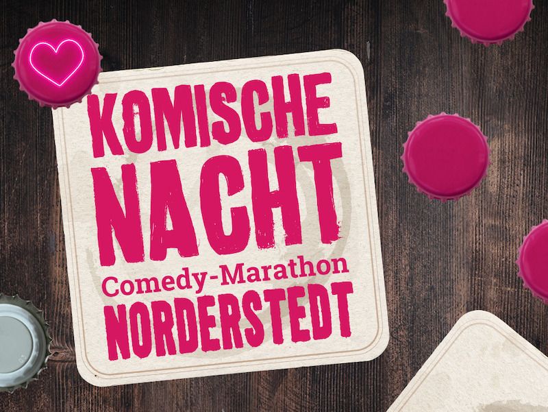 Bierdeckel mit der Aufschrift 'Komische Nacht Comedy-Marathon Norderstedt' auf Holztisch mit Flaschendeckeln.