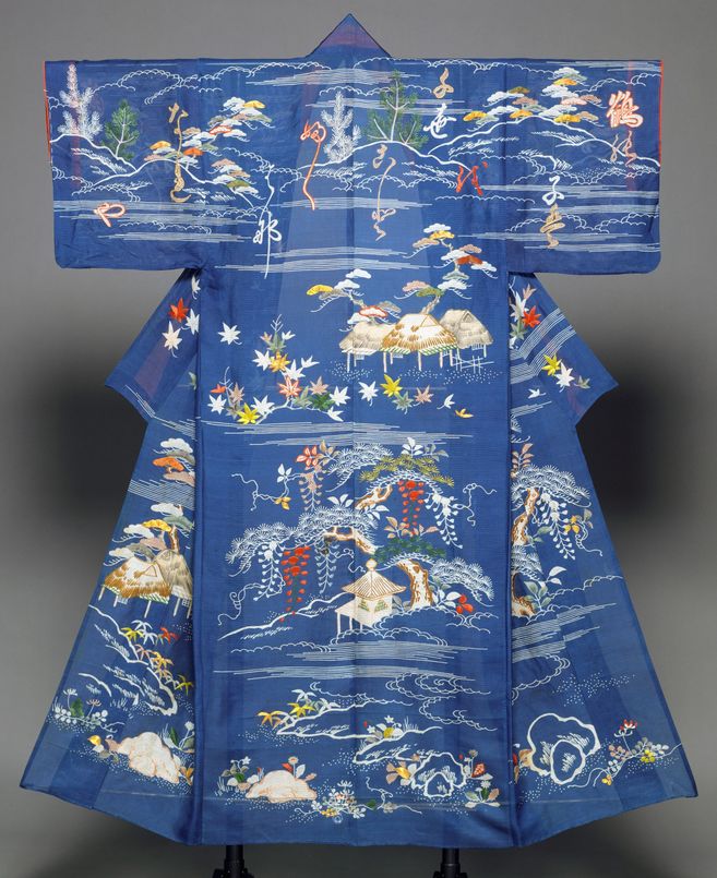 Blauer halbdurchsichtiger Sommerkimono, es sind Hiragana-Zeichen und abstrakte Landschaftszeichnungen als Stickereien darauf zu sehen