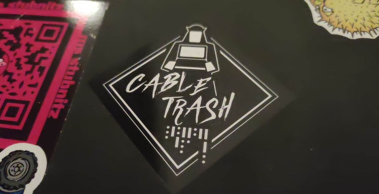 Ein Sticker mit der aufschrift "cable trash"