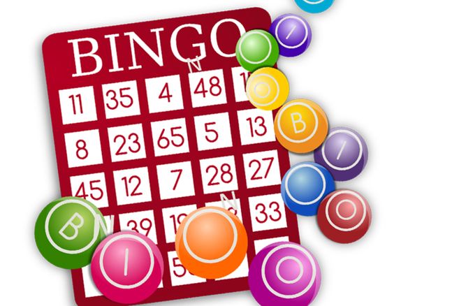 Ein Bingo-Spielbrett mit bunten Bingo-Kugeln daneben.